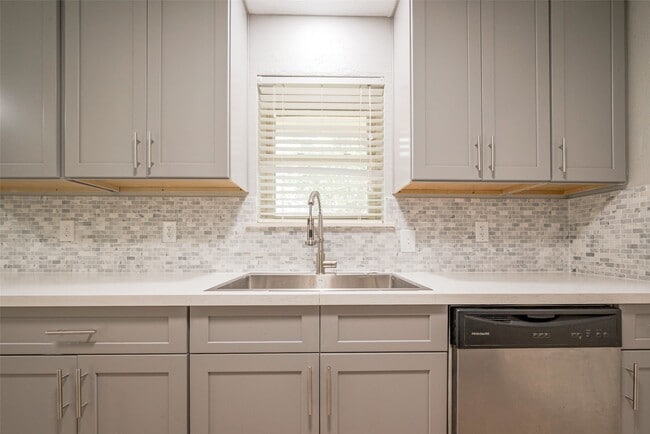 Building Photo - 10190 Dogwood Lp