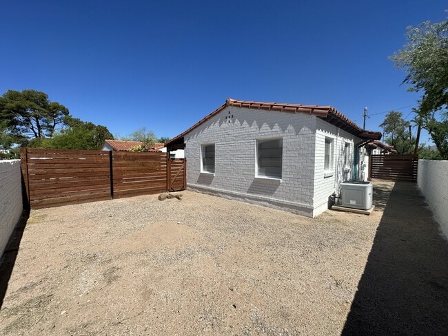 Building Photo - Modern Renovated 1 Bedroom Cottage with W/...