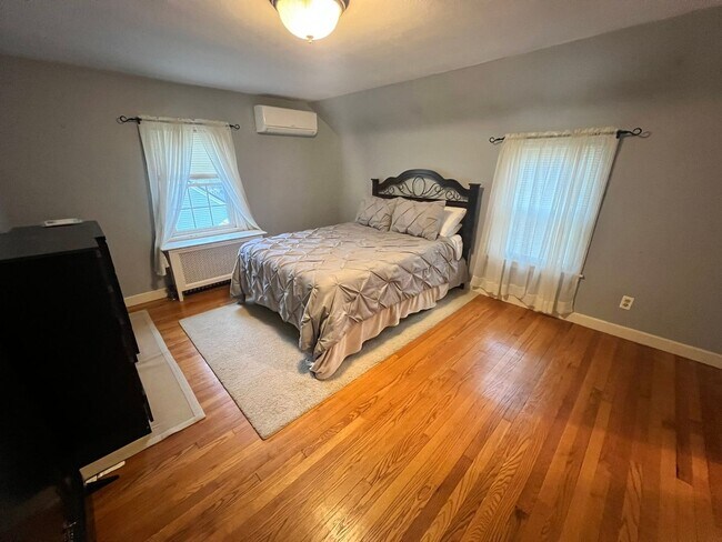 Building Photo - Beautiful, Single Family Colonial for Rent in Springfield!