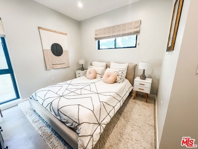 Building Photo - 3836 1/2 Seneca Avenue Unit