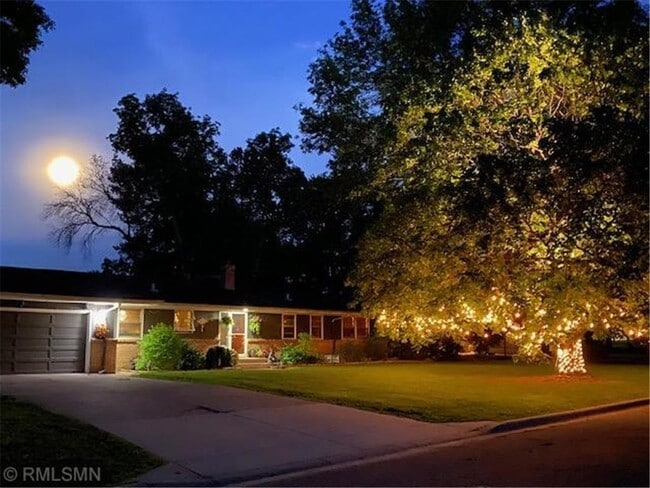 Building Photo - 1952 Oak Knoll Dr