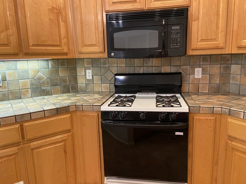Building Photo - 2054 Pinehurst Ct