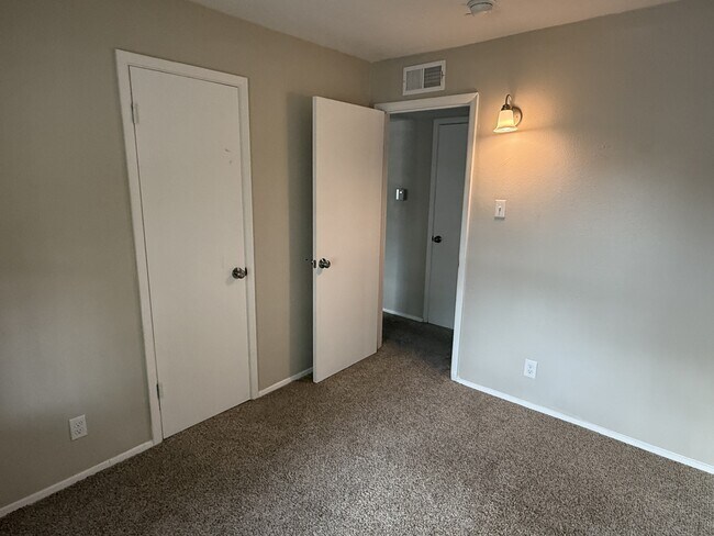 Building Photo - 1725 Spence Ave SE