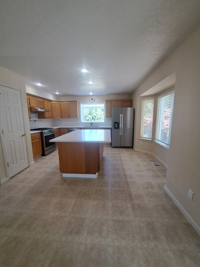 Building Photo - Beautiful setting 4 bedroom A/C Available Now