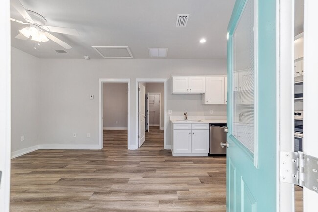 Building Photo - 2BR/2Bath Located in the heart of Gainesvi...