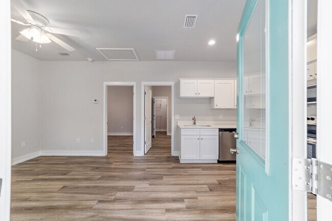 Primary Photo - 2BR/2Bath Located in the heart of Gainesvi...