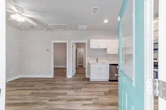 Building Photo - 2BR/2Bath Located in the heart of Gainesvi...