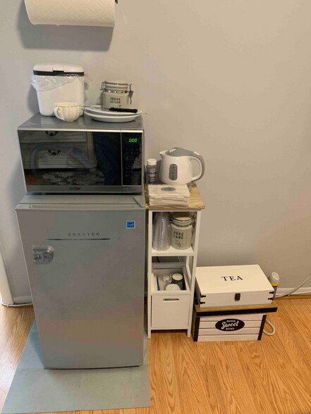 Building Photo - 8012 Valley Manor Rd