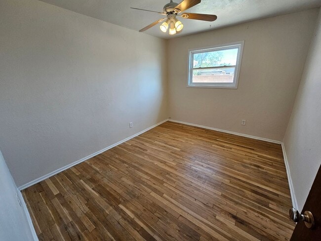 Building Photo - Beautifully maintained 3 bdrm/2 bath with ...