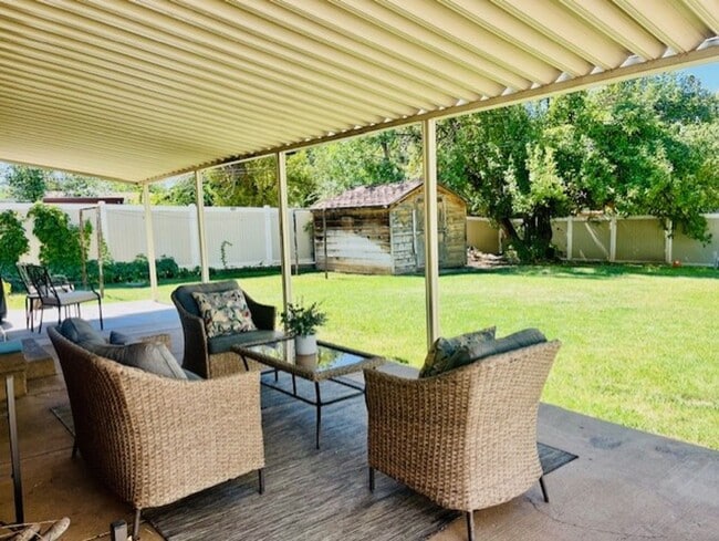 Building Photo - Single Family Home close to SUU