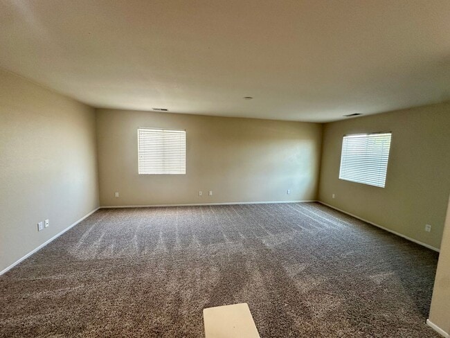 Building Photo - Large 3 bedroom home with loft and large b...