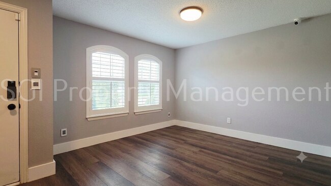 Building Photo - 5004 Evergreen Dr