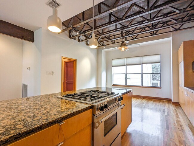 Building Photo - 444 Oxford St