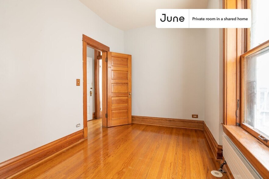 Building Photo - Private bedroom in 3 bed/1 bath Home