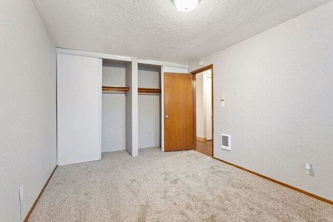 Building Photo - MOVE IN SPECIAL 1ST MONTH RENT FREE!! 2 be...