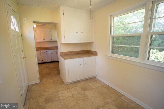 Building Photo - 5915 Ryland Dr