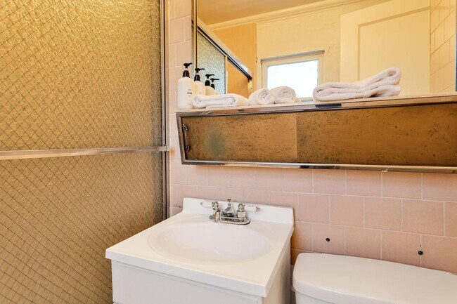 Building Photo - 2 Bedroom 1 Bath - Furnished Hilltop Home ...