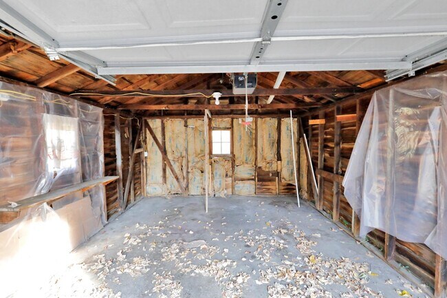 Building Photo - 405 E Hodge Ave
