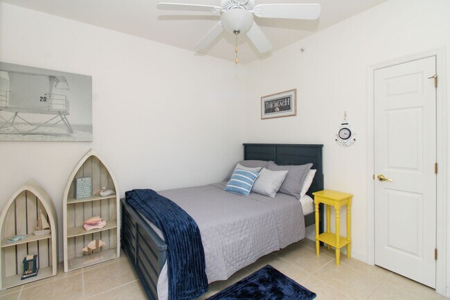Building Photo - ** SPACIOUS 3 BED/2 BATH COACH HOME WITH T...