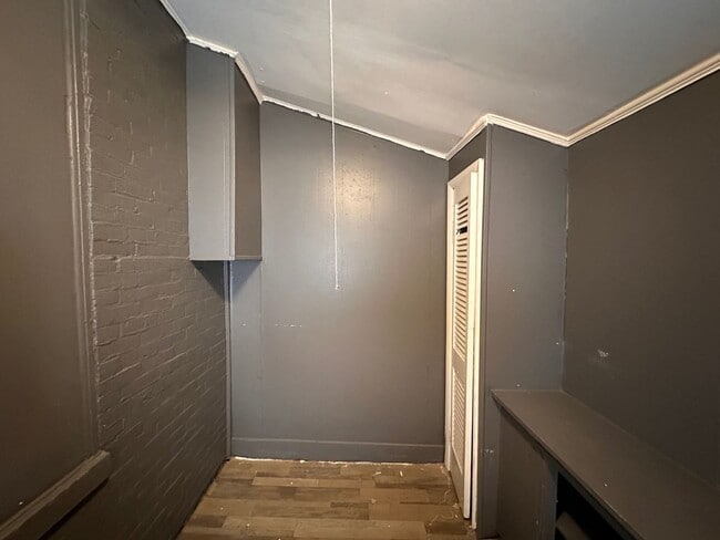 Building Photo - Old charm mixed with new finishes. Beautif...