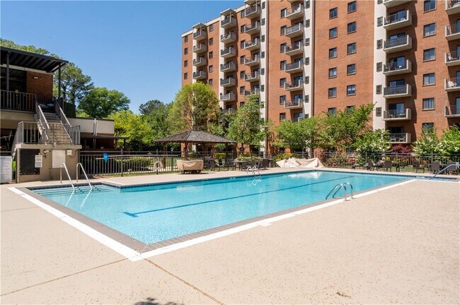 Building Photo - 300 Johnson Ferry Rd