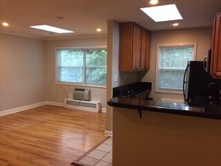 Building Photo - Sunny 1BR/1BA Top Floor Condo in Takoma Park