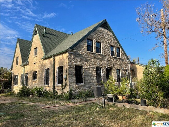 Building Photo - 111 W Fowler Ave