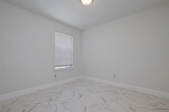 Building Photo - 16015 Surrey Woods Dr