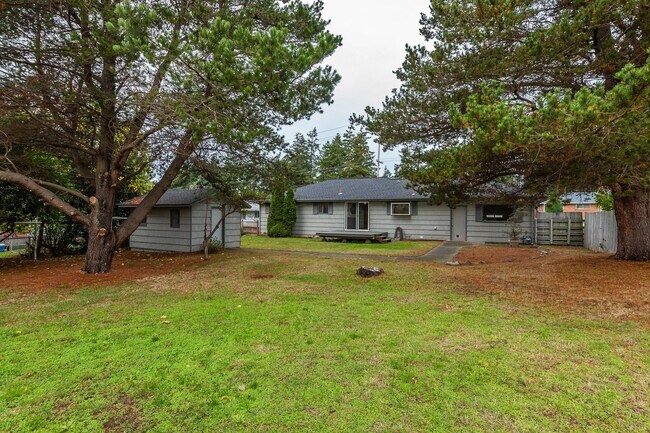 Building Photo - 3 Bedroom Single Story House w/Large Fence...