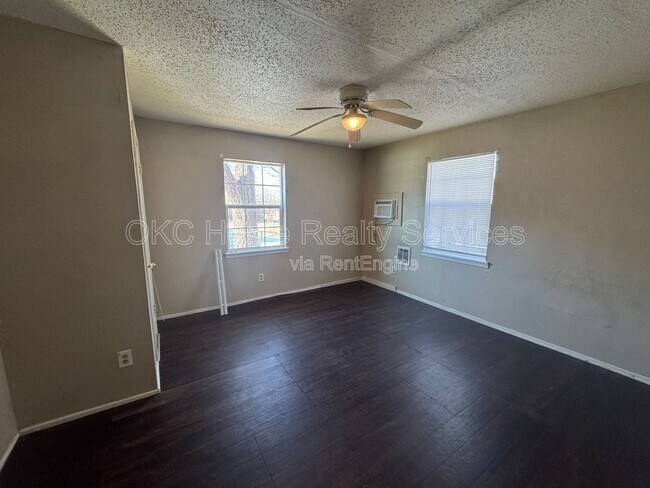 Building Photo - 717 SE 27th St