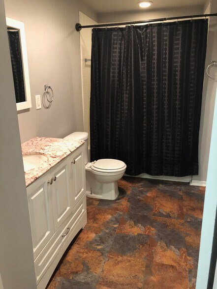 Building Photo - 95 9.5 South Washington Apatment 1