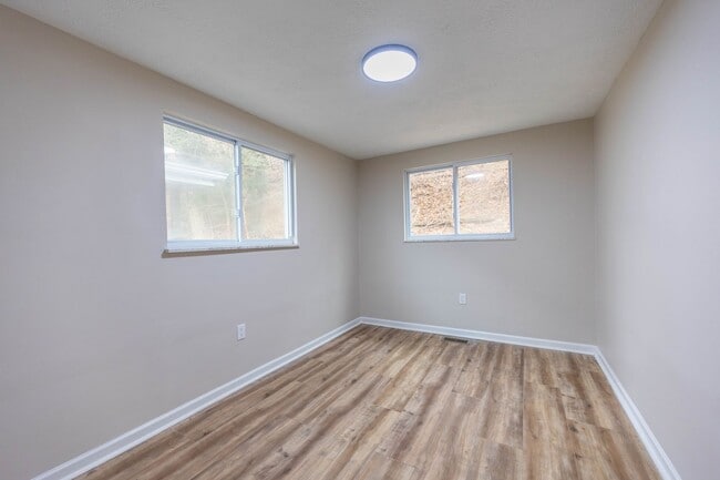 Building Photo - 4 Bed, 2 Bath Home in Morgan, PA AVAILABLE NOW!