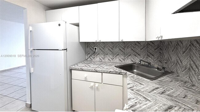 Building Photo - 666 W 81st St
