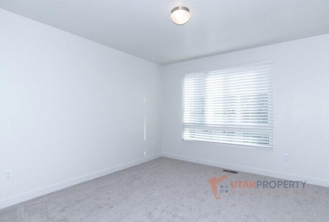 Building Photo - 1057 W 400 S