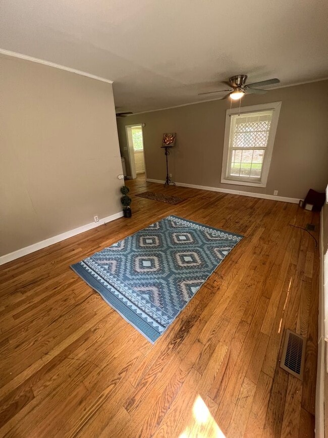 Building Photo - 3 Bed House! DEPOSIT-FREE Renting option thru OBLIGO! Deposit Alternative available.