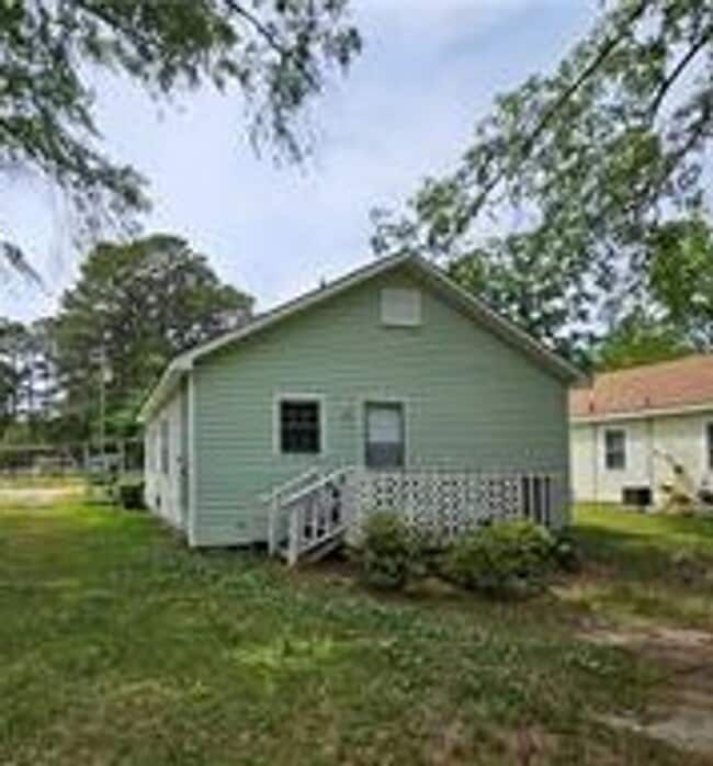 Building Photo - 215 Triangle Pl