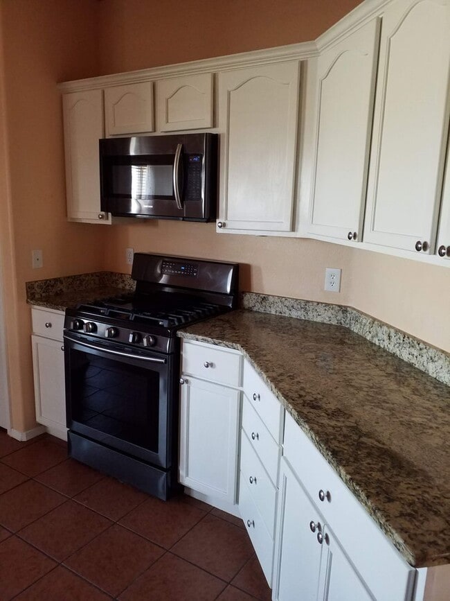 Building Photo - Large 3 Bedroom, 2 Bath Home