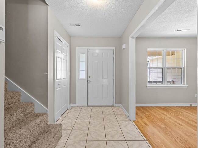 Building Photo - Country Club Area!