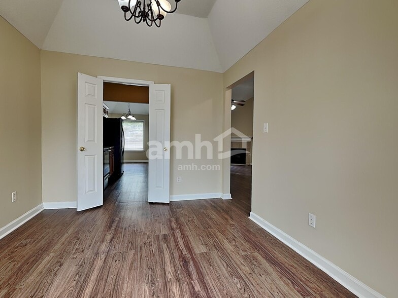 Building Photo - 1146 Red Fern Cir E