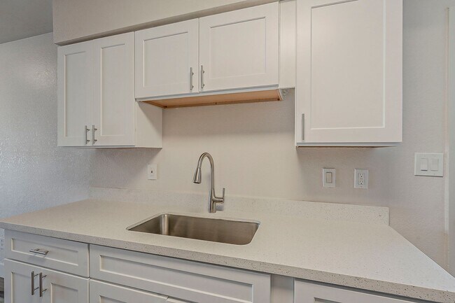 Building Photo - 558 S Lesueur