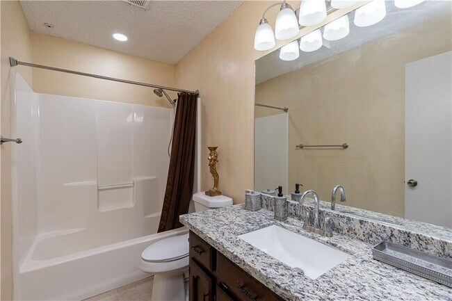 Building Photo - 2213 Lake View Dr