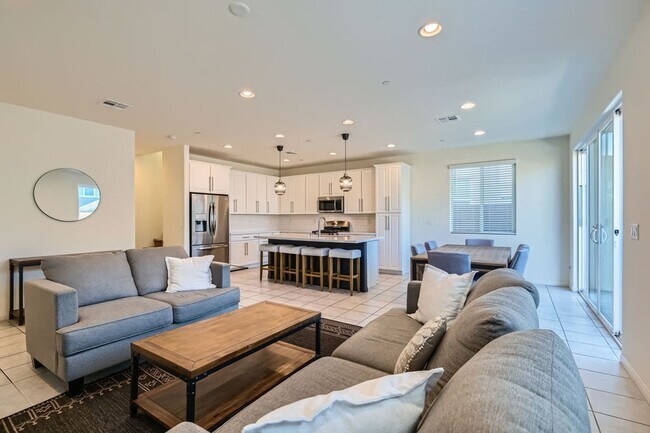Building Photo - 4 Bed 3 Bath Luxury FURNISHED Home for Rent!