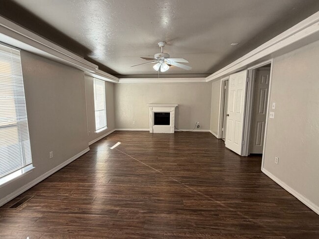 Building Photo - 3 bedroom 1.5 bath townhome - Bethany Schools