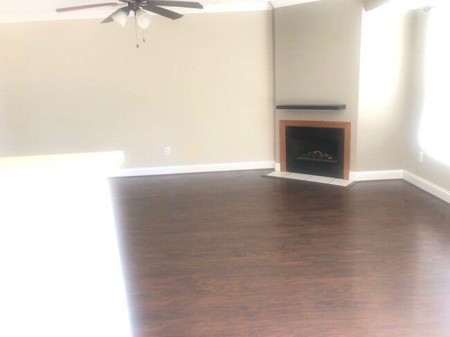 Building Photo - Beautiful 3B 2.5 bathroom townhouse in Blo...