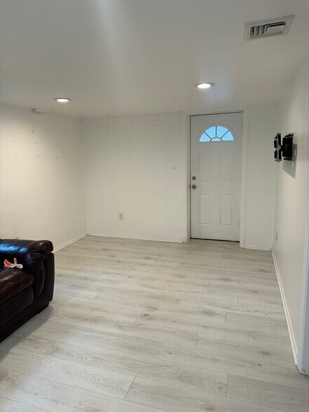 Spacious livingroom - 104 N 7th St