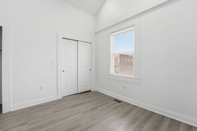 Building Photo - 522 Kelton Ave