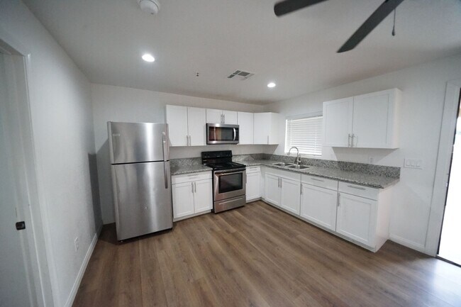 Building Photo - 1175 S Mojave Rd