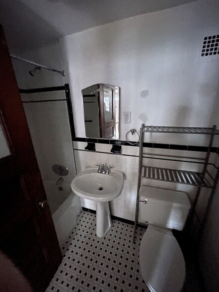 Building Photo - 845 Beacon St