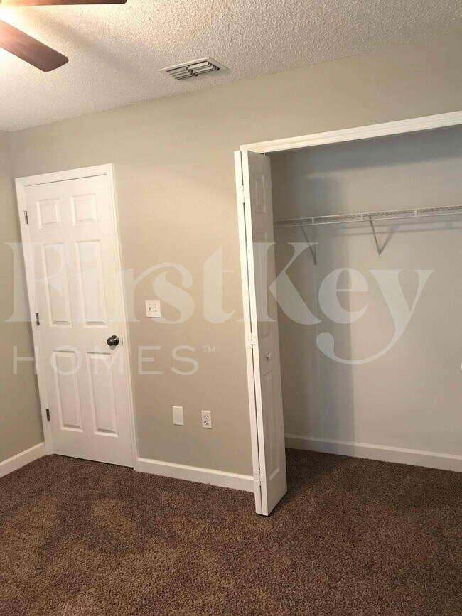 Building Photo - 2224 Palmview Cir E