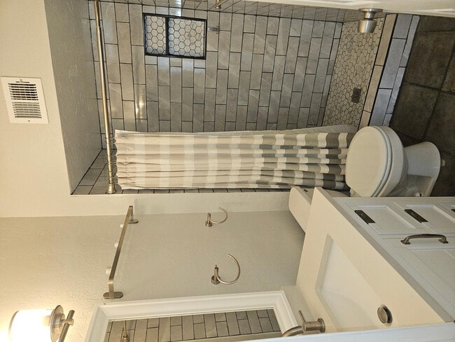 Building Photo - 555 N May